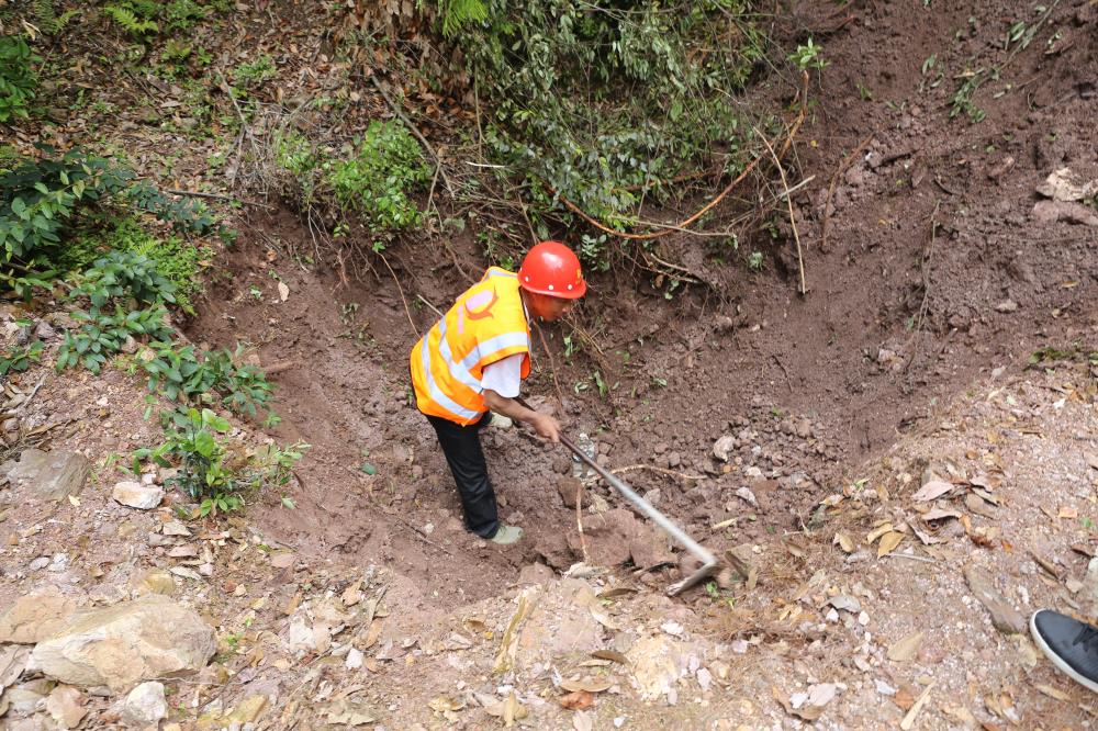 福建易順建筑工程有限公司前往錢園橋大隊塹上村搶險救災