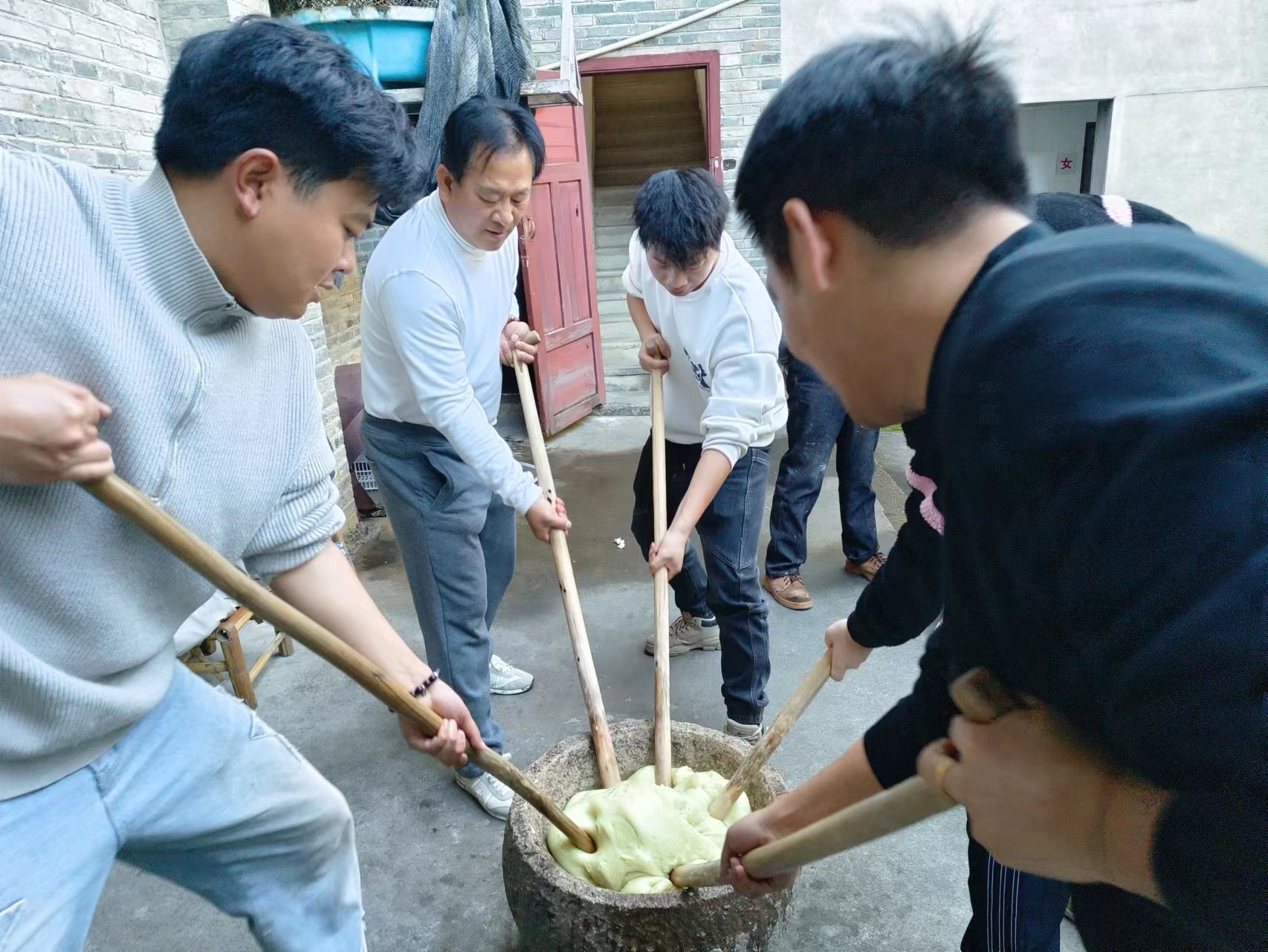 易順建工集團(tuán)：體驗(yàn)黃粿制作，傳承傳統(tǒng)文化